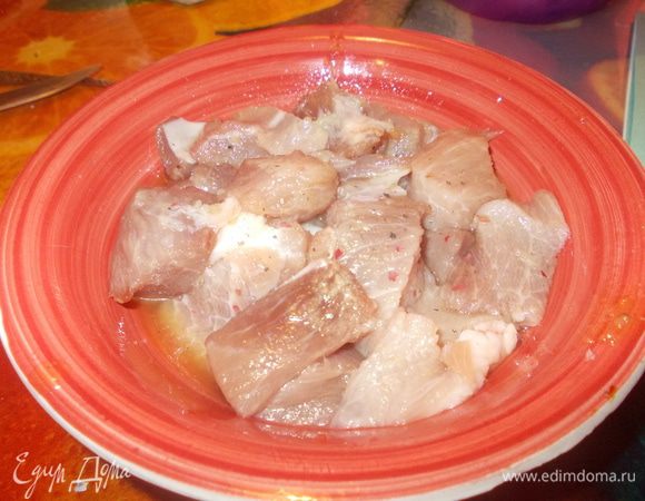 Свинину нарезать кусочками,посолить,поперчить,добавить мед и сок лайма-перемешиваем и оставляем мариноваться на часик другой.Кунжут поджарить на сухой сковороде,свинину вместе с маринадом отправляем на сковороду и тушим,если маринад выпарился,то добавить маслице и в последние 5 минут добавляем кунжут.