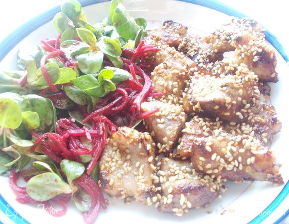 Для салата корн промыть,обсушить,добавить тертую сырую свеклу,посолить,немного паприки,ст.л.оливкового масла и сбрызнуть соком лимона или лайма.Салат готов.выложить на блюдо свинину и салатик.Приятного аппетита!