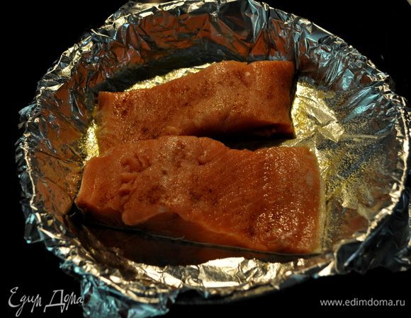 Филе семги посолить и посыпать кайенским перцем.