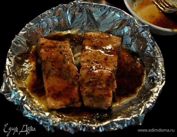 В небольшой посуде соединить сахар, горчицу, сливочное масло и укроп. Разогреть духовку до 180°C в режиме «гриль», поставить рыбу запекаться на 5 минут. Затем достать из духовки и смазать филе половиной смеси из сахара и горчицы. Поставить обратно в духовку, запекать 7–10 минут до готовности.