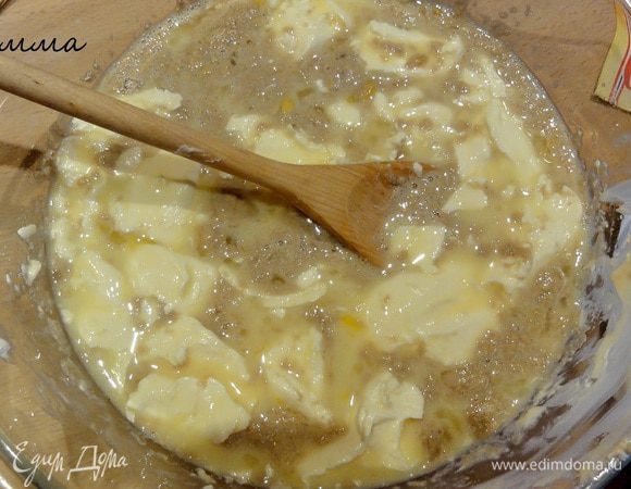 Молоко подогрейте. Масло и яйца должны быть комнатной температуры. 
Дрожжи разведите в молоке, добавьте сахар, соль, яйца и масло. Тщательно перемешайте до однородности.
