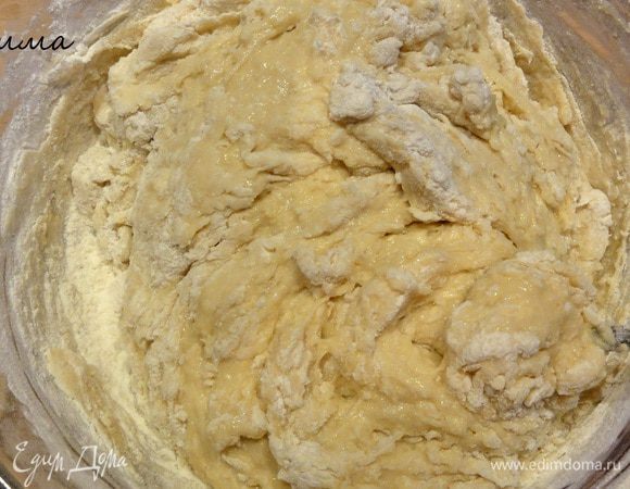 Добавьте муку и замесите мягкое тесто.