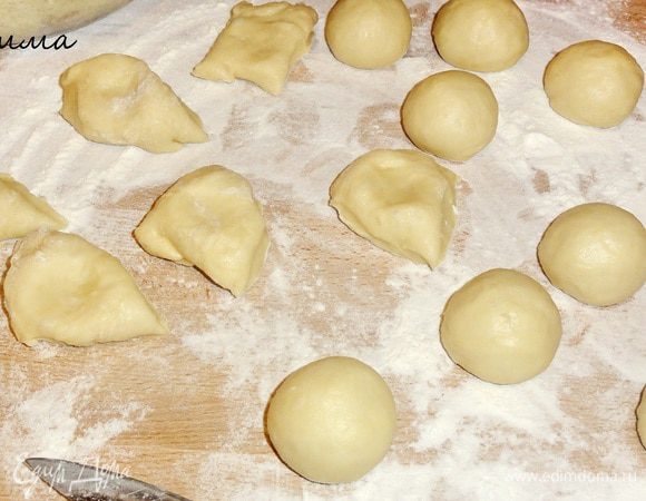 Разделайте тесто на небольшие кусочки. Каждому кусочку придайте форму шарика.
