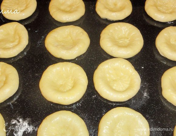 Когда булочки поднимутся, сделайте углубление в центре небольшим стаканом.