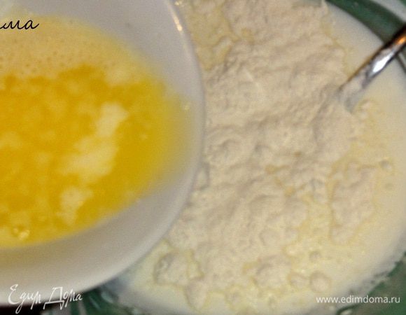 Для смазывания приготовьте сметанный крем. Для этого смешайте все ингредиенты.