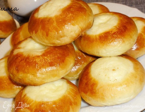 У меня получилось 32 булочки. Шанежки можно сделать с картофельным пюре, но для этого в тесте необходимо уменьшить количество сахара. Мои уже привыкли, что шанежки сладкие)))