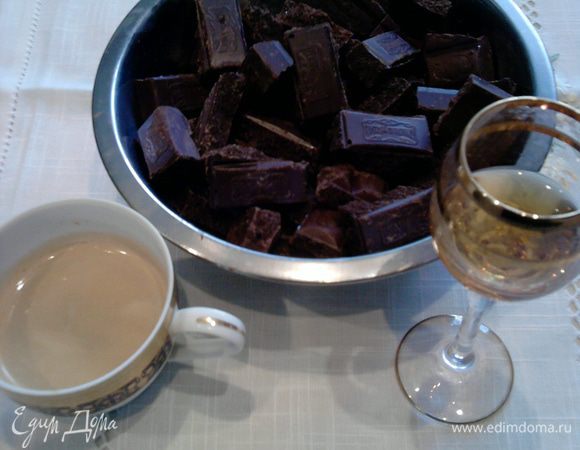 Надо взять 4 миски для приготовления четырех частей.
Часть 1: 
Разломать шоколад, залить горячий кофе и добавить коньяк