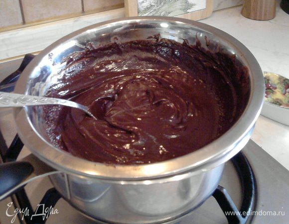 Поставить миску № 1 на «водяную баню» и на медленном огне, постоянно помешивая, расплавить шоколад до гладкой и блестящей консистенции. Отставить в сторону и дать остыть.