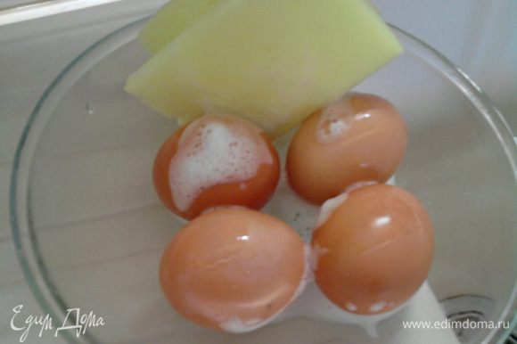 Подготовить яйца: тщательно промыть с помощью губки и мыла. Не надо бояться употребления сырых яиц, главное соблюдать общепринятые правила их обработки и обязательно надо выбирать яйца без каких-либо повреждений и трещин, т.к. внутри самого яйца сальмонеллы нет, а снаружи мы их промываем. Кстати, необработанные (немытые) яйца нельзя хранить в холодильнике вместе с другими продуктами.
