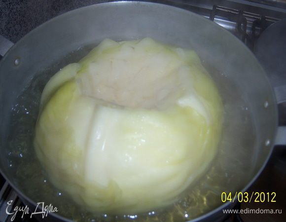 вырезать корешок капусты и положить в кастрюлю с кипящей водой и варить 3-5мин.