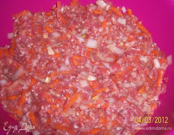 1.лук почистить и мелко нарезать 2.морковь почистить и натереть на крупной тёрке 3.рис промыть 4.всё перемешать с мясным фаршем с добавлением соли и перцев