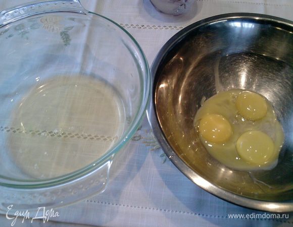 Желтки в миску № 2 для части 2, а белки в миску № 3 для части 3.