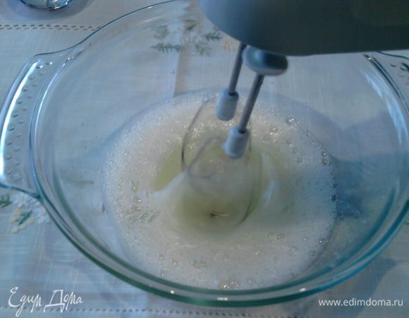 Часть 3: 
Белки с сахаром взбить в пышную пену. При этом сахар необходимо добавлять небольшими порциями, где-то в 6 приемов.
