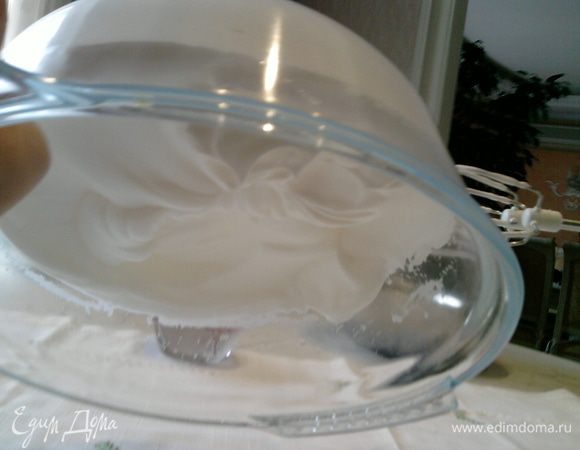 Белковая пена должна быть настолько пышной, что если даже перевернуть миску, масса не выпадет из нее (см. фото):