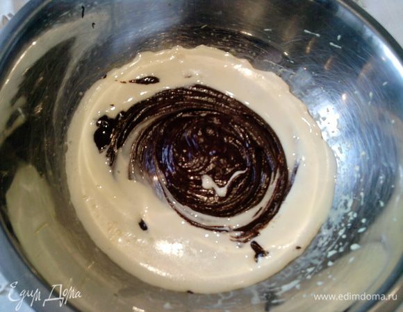 Соединяем содержимое всех четырех мисок в следующем порядке:
- миска № 1 + миска № 2: желтковую массу перемешиваем с шоколадной
