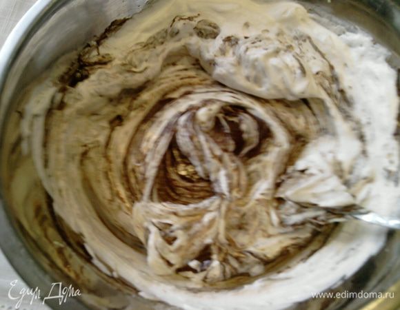 - добавляем содержимое миски № 4: сливки вводим постепенно и все аккуратно перемешиваем