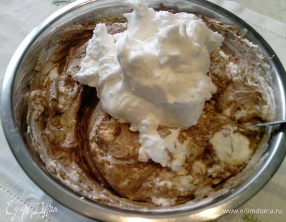 - наконец, добавляем содержимое миски № 3: вводим аккуратно белки в несколько приемов и также тихо перемешиваем, но не взбиваем.