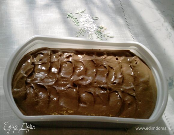 Разлить полученную массу по формам (у меня получается две по 0,5 кг) и поставить в морозильную камеру приблизительно на 4 часа.