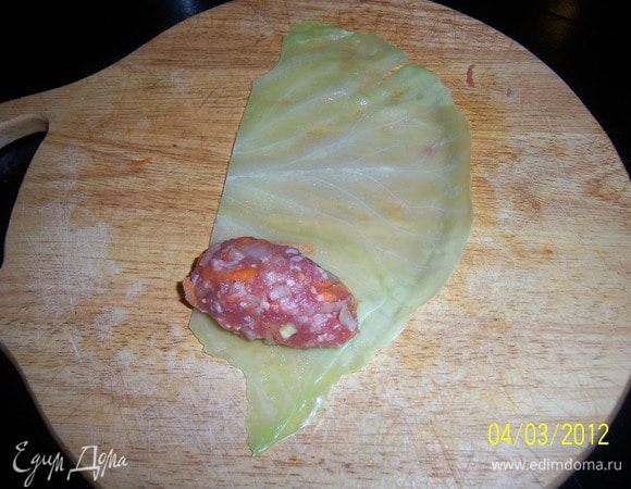 берём лист капусты (если слишком большой, то разделить пополам) и кладём на него 1ст.л. фарша ("+" "-" на Ваше усмотрение) несколько раз зажмите в кулаке, чтоб получилось овальной формы.