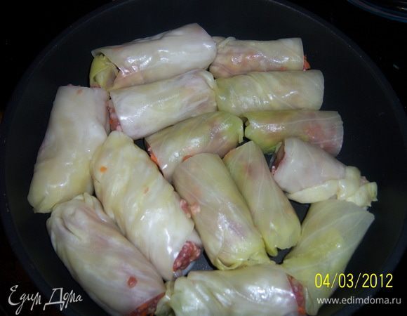 готовые голубцы сложить в кастрюлю или глубокую сковороду