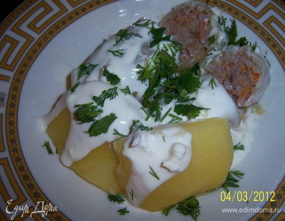 готовое блюдо выложить на тарелку, налить сверху чесночную сметану(в сметану выдавить очищенный чеснок и перемешать), посыпать рубленной зеленью и подавать с вкусным хлебом.Подливу также можно и томатную. Приятного аппетита, мои Дорогие!!!