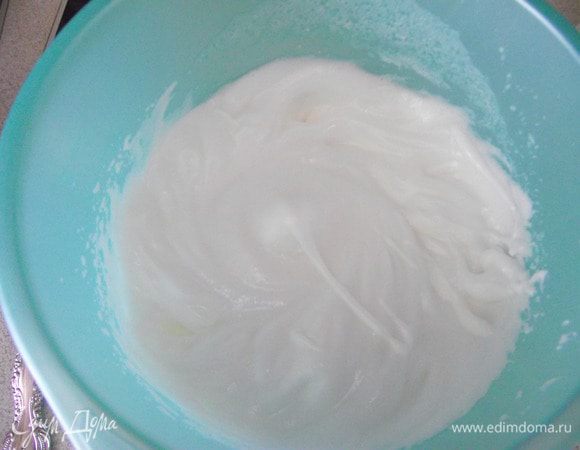 Взбиваем в крутую пену. Постепенно вводим 0,5 ст. сахара.