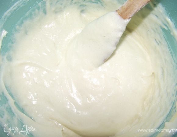 Затем в белки с сахаром кладем желтки, соду погашенную уксусом (или лимонным соком) и 0,5 стакана просеянной муки.