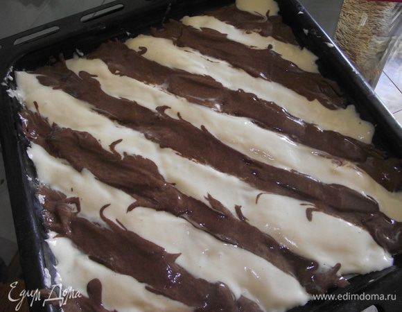 Переворачиваем на чистую сторону и кондитерским мешком рисуем полоски. Сначала белые. 