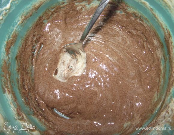 Затем, в тесто добавляем ст.л. какао и наносим коричневые полосы.