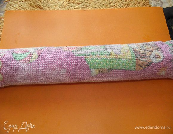 По готовности достаем из духовки, выкладываем на приготовленное влажное полотенце, снимаем пергамент и сворачиваем вместе с полотенцем.