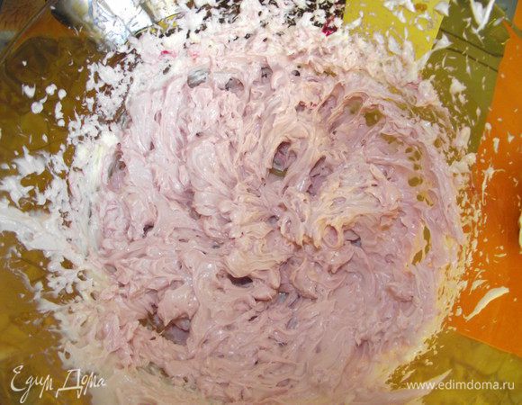 Для крема: Взбиваем размягчённое масло со сгущёнкой и добавляем варенье по вкусу. Получается очень красивый цвет.