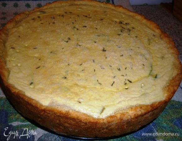 На дно выложить шпинатную массу, залить сливочно-творожно-яичной смесью, посыпать тертым пармезаном, листиками тимьяна и в духовку минут на 40.