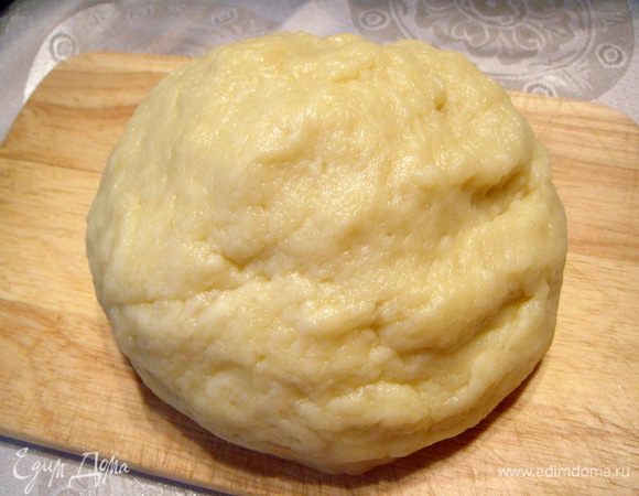 На медленном огне растопить в кастрюльке сливочное масло. Муку просеять через сито горкой, добавить разрыхлитель, затем растопленное масло и сметану. Перемешать так, чтобы получилось эластичное тесто.