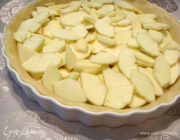 Теперь очищенные от кожуры яблоки нарезать очень тонкими кусочками и заполнить ими «корзинку».