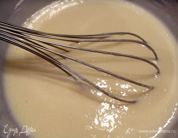 Приготовить крем: взбить яйцо с сахаром, добавить 2 ст. л. муки и сметану.