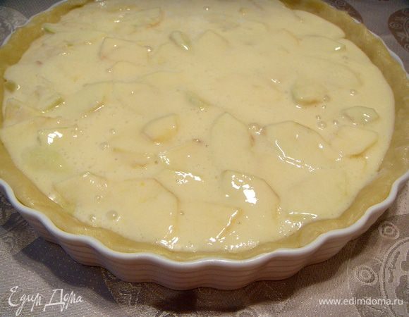 Полученным кремом залить яблоки и отправить пирог в разогретую до 180°C духовку на 45 минут.