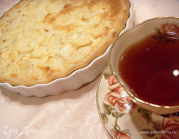 Когда пирог испечется, дать ему остыть, не вынимая из формы.