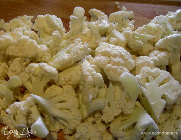 Цветную капусту режем на небольшие кусочки.
