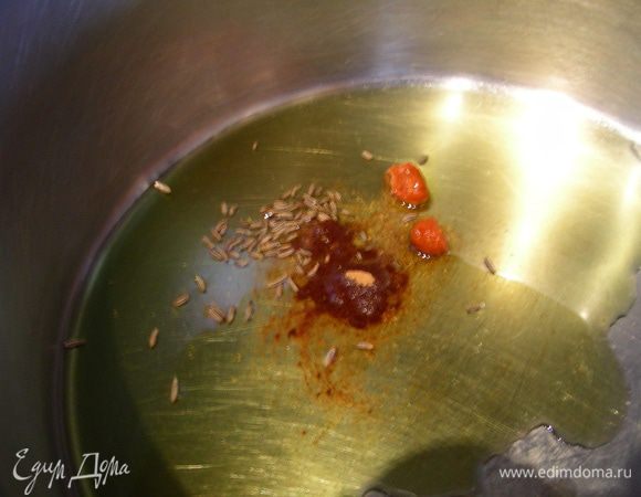 В кастрюле разогреваем масло, добавляем специи и хариссу и готовим, помешивая, 2 минуты. 

