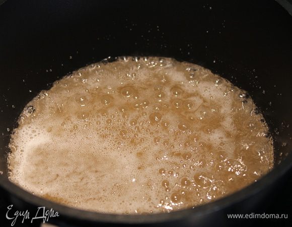 Смешайте в сотейнике сахар,воду, сироп и поставьте на средний огонь... Теперь уберите ложку подальше и не поддаваясь соблазну мешать, оставьте кипеть смесь 14 минут!.... (вот такая картина через пять минут кипения)