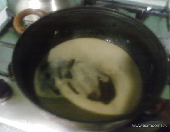 На сухой сковороде обжариваем до золотистого цвета муку с 2-мя ст.л. растительного(или сливочного) масла