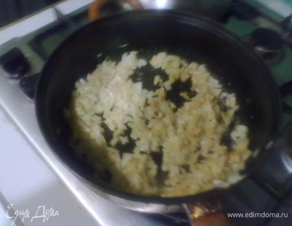 Туда же добавляем мелко нарезанный лук,рубленый чеснок,обжариваем так же до золотистого цвета
