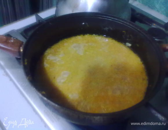 Затем добавляем мелко тертую морковь,обжариваем до готовности,разводим все это бульоном,заправляем уксусом,солью,сахаром,перчим,бросаем травку,уменьшаем огонь и тушим 7-10мин. до загустения