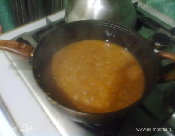Теперь добавим томат-пасту и все доводим до готовности под крышкой.
