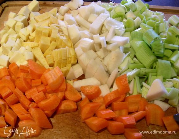 Все овощи режем кубиком.
