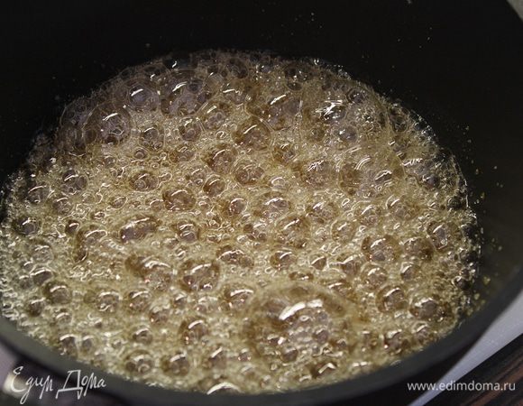 ...последние две минуты. Увидите, что пузырьков стало намного больше, смесь уварилась и стала красивого янтарного цвета!