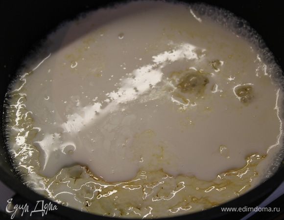 Теперь снять с огня, переставить на стол и влить сливки (будьте осторожны, температура слишком высокая)...перемешать!