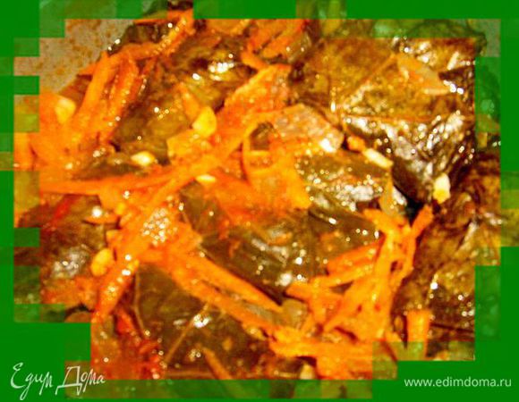 На дно кастрюли или казана стелим листики,аккуратно раскладываем долму и заливаем соусом,накрываем казан крышкой, тушим на медленном огне около часа.