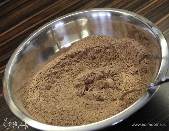 Смешайте все сухие ингредиенты (мука, сода, сахар, разрыхлитель, какао)...