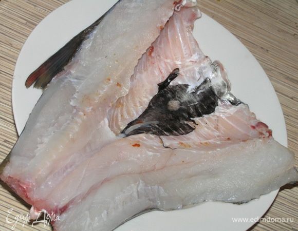 Подготовить рыбу, тщательно промыть, обсушить.